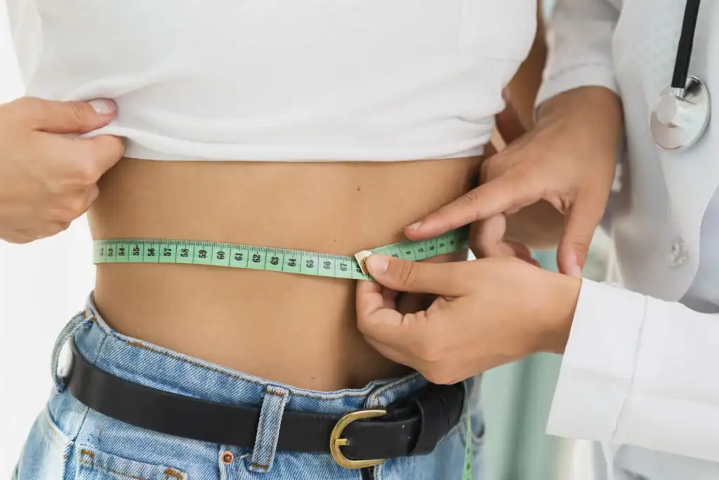 A imagem atual não possui texto alternativo. O nome do arquivo é: Avaliacao-da-circunferencia-abdominal-durante-processo-de-emagrecimento-com-Ozenvitta-scaled.webp